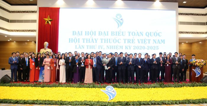 Đồng chí Trương Thị Mai - Ủy viên Bộ chính trị, Bí thư Trung ương Đảng, Trưởng ban dân vận Trung ương; Đồng chí Vũ Đức Đam - Ủy viên Ban Chấp hành Trung ương Đảng, Phó Thủ tướng Chính phủ; GS.TS Nguyễn Thanh Long - Bí thư Ban cán sự Đảng, Bộ trưởng Bộ Y tế và các đồng chí tặng hoa chúc mừng Ban Chấp hành Hội Thầy thuốc trẻ Việt Nam khóa IV (gồm 114 thành viên). Đồng chí Hà Anh Đức - Chánh Văn phòng Bộ Y tế được bầu làm Chủ tịch Hội Thầy thuốc trẻ Việt Nam nhiệm kỳ 2020-2025.