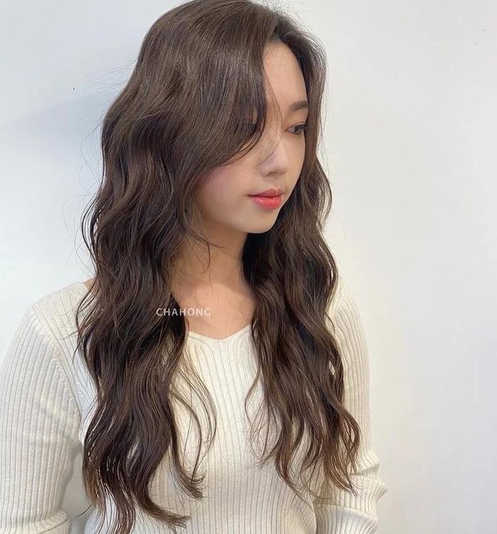 Tóc xoăn sóng to phù hợp với các cô gái yêu thích phong cách dịu dàng. Ảnh: @sooyaaa__, Beauty.