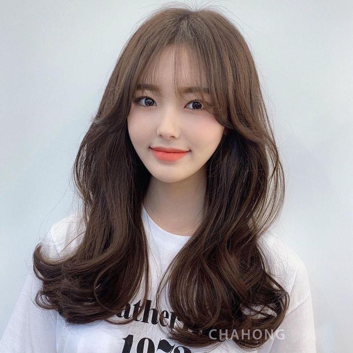 Nâu hạt dẻ sẽ thêm phần thời thượng khi kết hợp với xoăn đuôi cá. Ảnh: @chr_phj, @uumi_d.