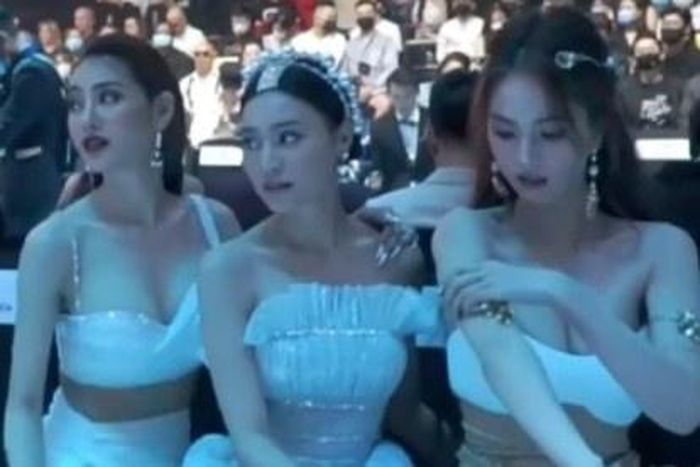 Thủy Tiên đứng dậy sau khi nhóm của Lan Ngọc tới và ngồi vào ghế trống cạnh cô. Ảnh: Chụp màn hình.