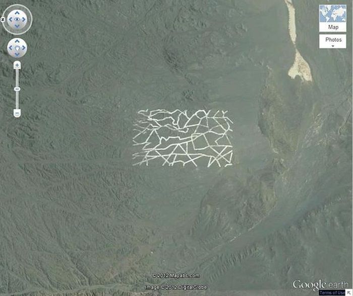 Toàn bộ khối kiến trúc hoa văn bí ẩn này trong sa mạc Gobi tại Mông Cổ có chiều dài 1,8 km và rộng 1 km. Đây có thể là một căn cứ quân sự mật với những khối nhà được sử dụng vào nhiều công năng khác nhau như khu thử vũ khí, radar hoặc thậm chí là những khu thử nghiệm các vệ tinh do thám.