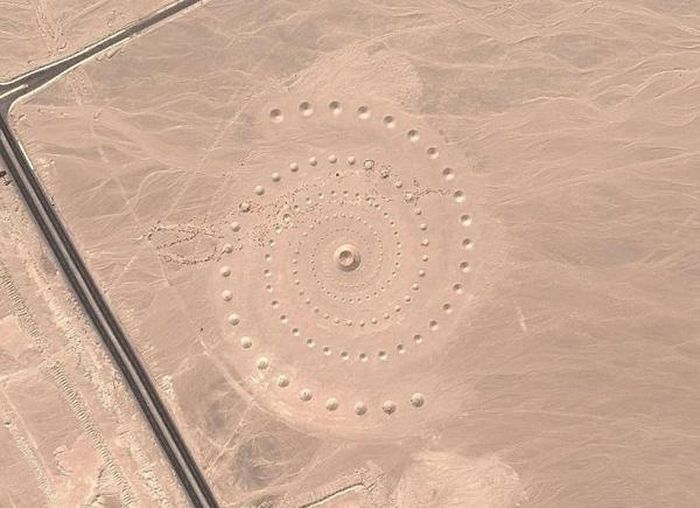 Đây là tác phẩm nghệ thuật do Danae Stratou, Alexandra Stratou và Stella Constantinides tạo ra tại phía đông sa mạc Sahara thuộc Ai Cập, trải dài trên 100.000 m2 và được đặt tên là "Desert Breath".