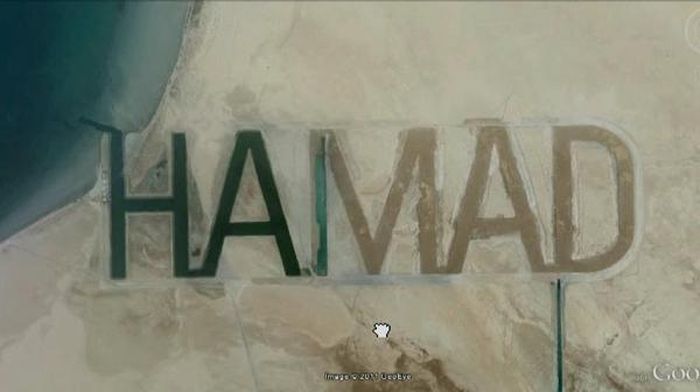 Tỉ phú Hamad ben Hamdan al Nahyan và thành viên hoàng gia Adu Dhabi đã cho khắc tên mình lên cát trắng trên đảo Al Futaisi thuộc sở hữu của mình trong Vịnh Ba Tư. Những chữ cái này to đến nỗi thiên nhiên không xóa đi được và thậm chí chúng còn trở thành những con kênh nhân tạo hút nước triều dâng lên trong vịnh.