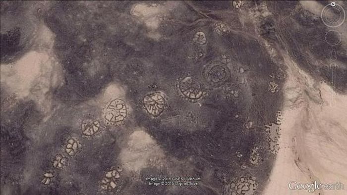 Những "bánh xe" bằng đá được tìm thấy trên ốc đảo Azraq của Jordan ở Trung Đông, có niên đại khoảng 8.500 năm, cổ xưa hơn những hình vẽ nổi tiếng tại Nazca của Peru, Nam Mỹ.