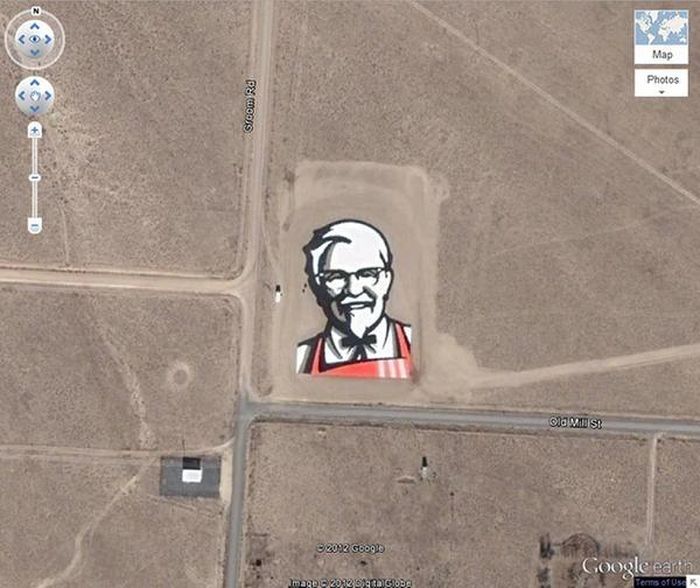 Đây là một logo KFC của tập đoàn thức ăn nhanh gà rán Kentucky có diện tích 87.500 m² trong một khu vực hẻo lánh của sa mạc Neveda tại Mỹ.
