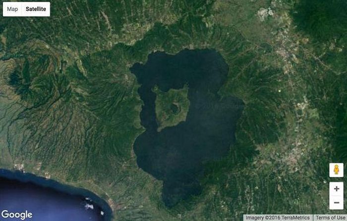 Luzon là hòn đảo lớn nhất Philippines. Trên đảo này có một hồ nước có tên là Taal. Trong hồ nước này nổi lên một hòn đảo do núi lửa tạo ra gọi là "Đảo Núi lửa". Bên trong miệng núi lửa này có một hồ nước nữa, và trên mặt hồ nước này nổi lên một hòn đảo.