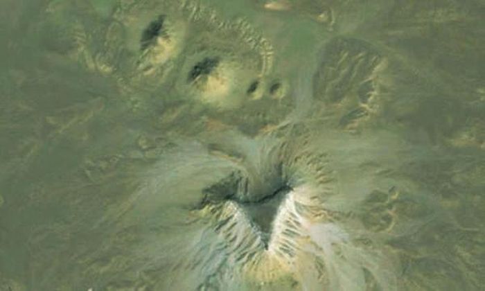 Một "kim tự tháp"? Hay chỉ là những mảng kiến tạo địa chất mà Google Earth chụp được?