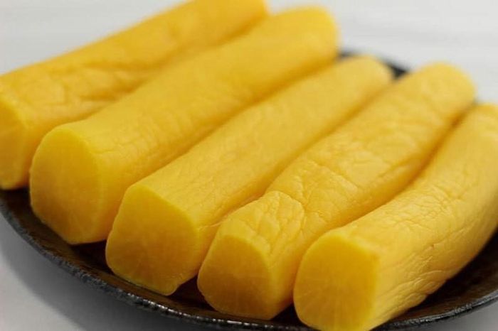 Takuwan là một loại dưa chua, được làm từ củ cải và được ướp muối. Ảnh: Vietnamnet.