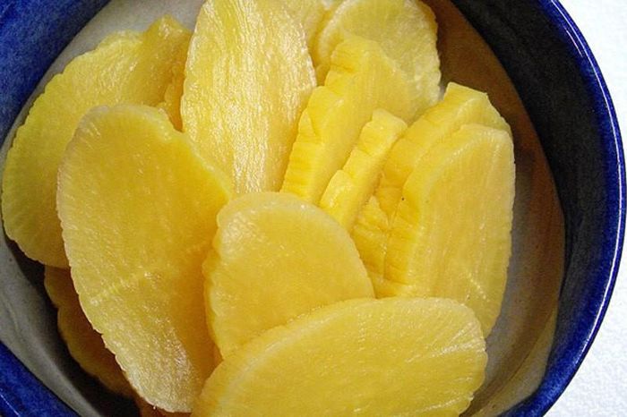 Chị Hoài (Đống Đa, Hà Nội) cho biết, gia đình chị rất thích món củ cải muối chưa của Nhật Bản. Tuy nhiên, do giá thành đắt đỏ nên chị Hoài thường đặt mua loại củ cải muối màu vàng, rẻ bằng nửa so với củ cải muối màu đỏ. Ảnh: Vietnamnet.