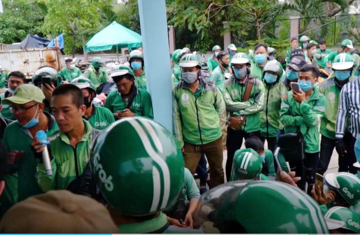 Nhiều tài xế GrabBike hôm nay đã tắt app, tập trung đi diễu hành phản đối Grab tăng chiết khấu