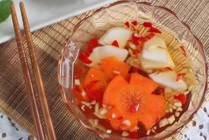 Hoàn thành nước chấm bún chả thơm ngon đến giọt cuối cùng (Ảnh minh họa)