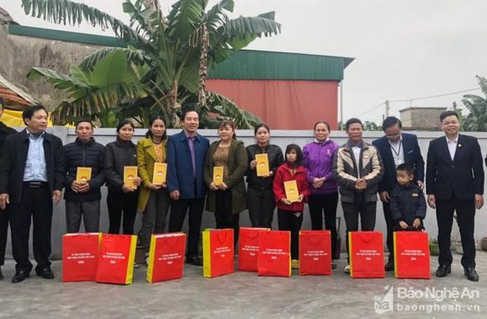 Đoàn đại biểu trao tặng quà hỗ trợ người dân xã Hưng Tây (Hưng Nguyên) bị ảnh hưởng lũ lụt vừa qua. Ảnh: Duy Thành