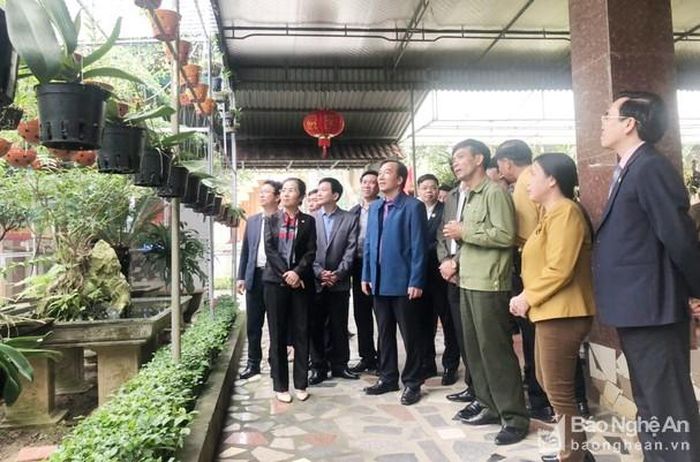 Đoàn đại biểu thăm mô hình nông thôn mới tại xã Kim Liên (Nam Đàn). Ảnh: Duy Thành