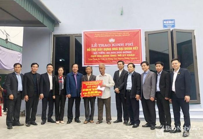 Trao kinh phí hỗ trợ xây dựng nhà đại đoàn kết cho hộ ông Hồ Sỹ Châu tại xóm Kẻ Gai, xã Hưng Tây, huyện Hưng Nguyên. Ảnh: Duy Thành