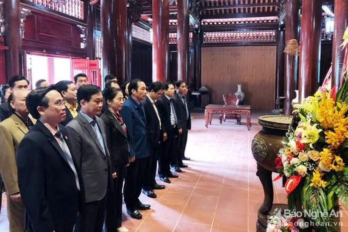 Đoàn đại biểu tưởng niệm Chủ tịch Hồ Chí Minh. Ảnh: Duy Thành