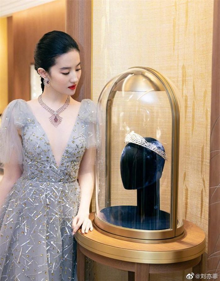 Diện chiếc váy xẻ sâu, visual của Lưu Diệc Phi vừa gợi cảm, vừa dịu dàng đến mê mẩn