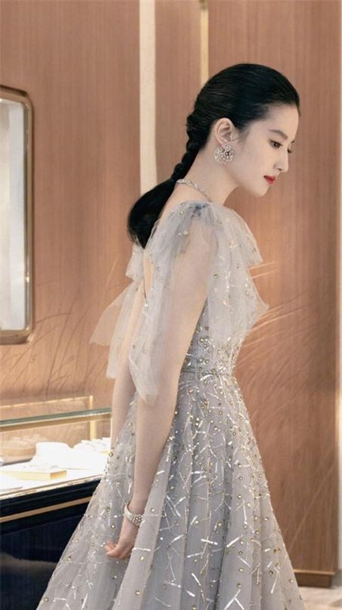 Những khung hình đẹp tới nao lòng của mỹ nhân họ Lưu.
