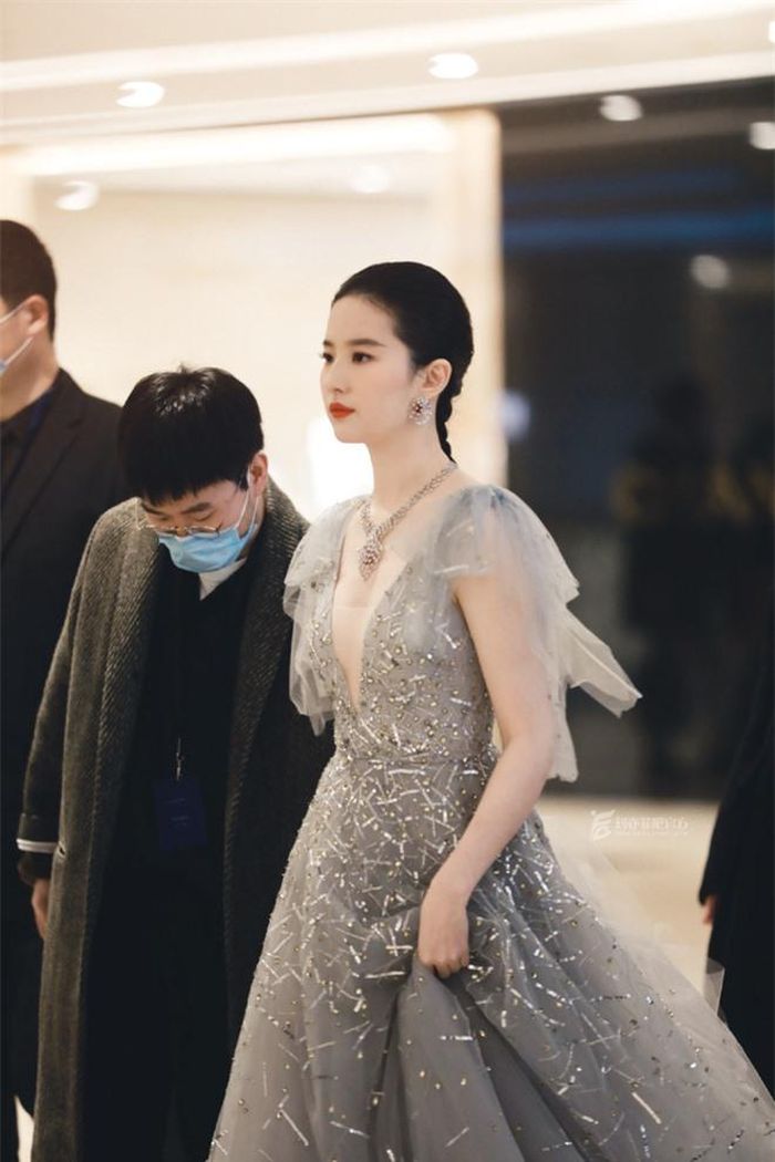 Tấm ảnh hậu trường gây bão của Lưu Diệc Phi. Cô nàng khoe làn da trắng mịn như đang phát sáng, thần thái lẫn sắc vóc đều không có điểm nào bị chê
