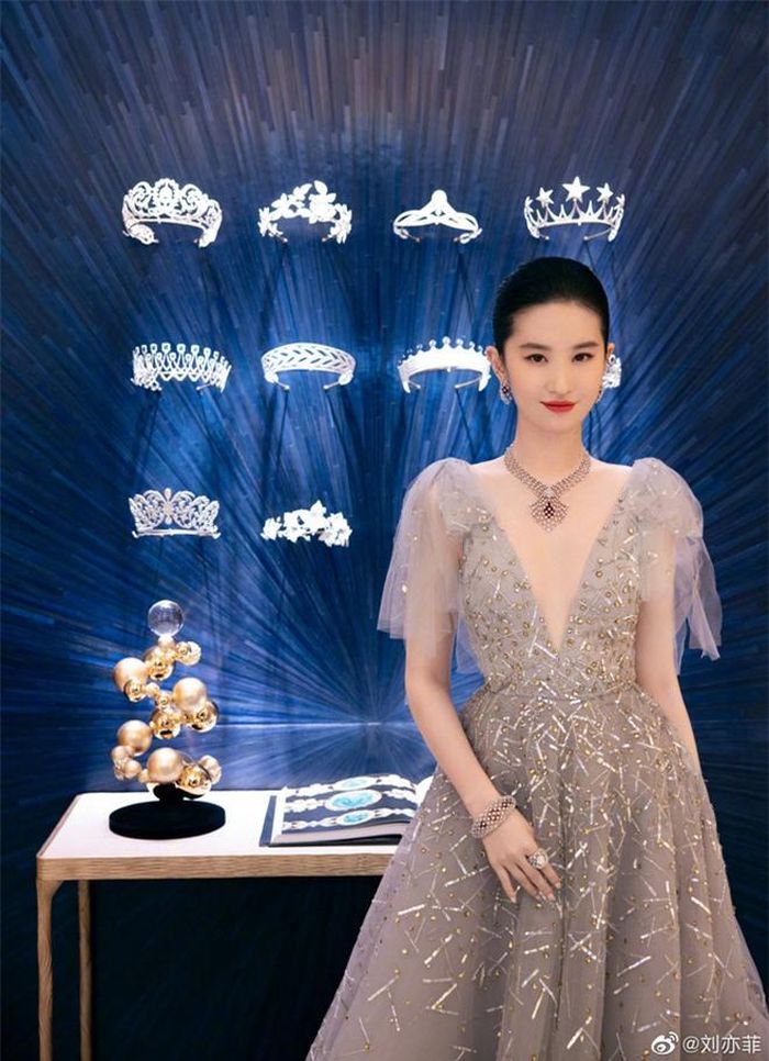Lưu Diệc Phi gây bão với hình ảnh dịu dàng, thuần khiết và không kém phần sang chảnh. Gương mặt V-line, body mảnh mai đã thực sự quay trở lại với người đẹp sinh năm 1987.