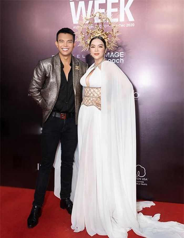 Show diễn của nhà thiết kế Đỗ Long (trái) tại tuần lễ thời trang thu hút sự quan tâm của các mỹ nhân hàng đầu showbiz Việt.