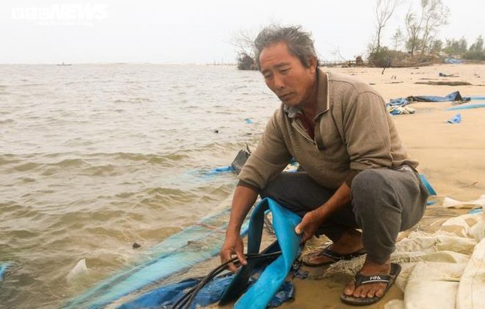 Ngồi thất thần bên triền con sóng, ông Phạm Văn Châu (trú thôn Bình Trung) ngậm ngùi chia sẻ: "Chẳng còn gì cả. Toàn bộ vốn liếng hàng trăm triệu đồng đổ hết vào hồ nuôi tôm đã bị sóng lớn nhấn chìm. Cứ cái đà này, bà con ở đây không ai dám đầu tư nuôi tôm ven bờ nữa".