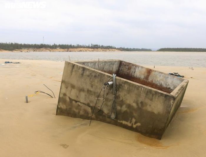 Bể chứa nước bị cuốn phăng.