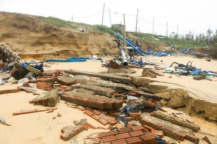 Bờ biển bị "nuốt chửng", nhiều hồ nuôi tôm ven bờ của người dân cũng lâm vào tình cảnh tan hoang trước sức tàn phá dữ dội của sóng biển.