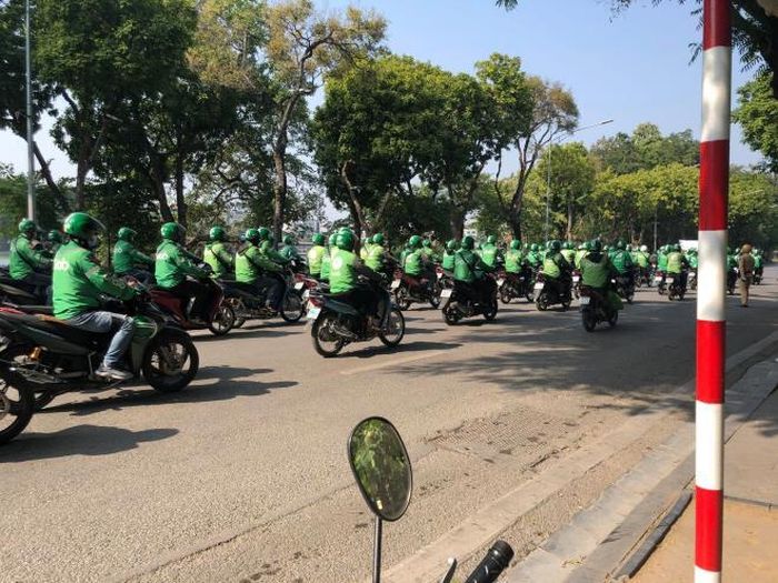 Đoàn tài xế diễu hành qua Hồ Gươm.