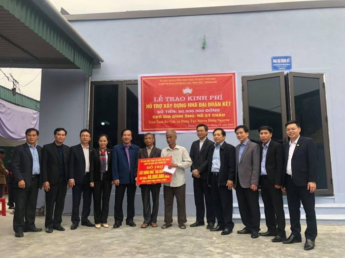 Trao nhà Đại đoàn kết cho gia đình ông Hồ Sỹ Châu trú tại xóm Kẻ Gia, xã Hưng Tây, huyện Hưng Nguyên.