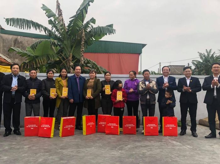 Trao quà cho 10 hộ dân bị ảnh hưởng do bão lũ tại xã Hưng Tây, huyện Hung Nguyên.
