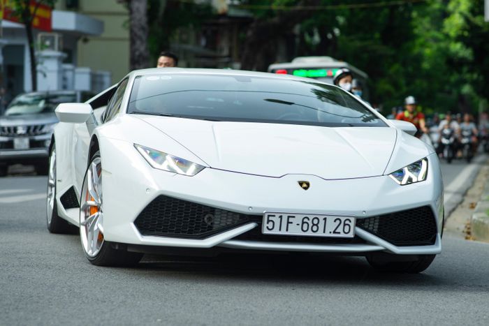 Theo sau chiếc Aventador là một siêu bò khác - Huracan LP 610-4. Đây là chiếc Huracan chính hãng thứ 2 được phân phối tại Việt Nam. Xe được trang bị động cơ V10 5.2L, sản sinh công suất 610 mã lực. Huracan mất 3,2 giây để tăng tốc 0-100 km/h. Ở thời điểm về nước, siêu bò này có giá hơn 14 tỷ đồng. 