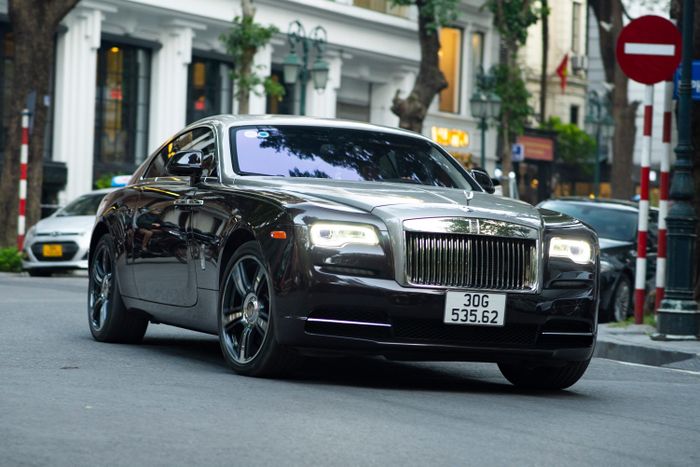  Wraith vẫn giữ những nét đặc trưng của Rolls-Royce như lưới tản nhiệt vuông cỡ lớn, đèn trước hình chữ nhật và cửa mở ngược. Chiếc coupe siêu sang sử dụng động cơ tăng áp kép V12 6.6L, sản sinh công suất 624 mã lực và mô-men xoắn 800 Nm. 