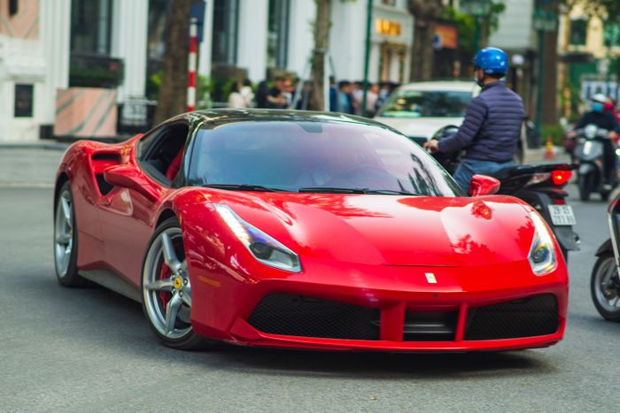  Là đối thủ trực tiếp của Lamborghini Huracan, Ferrari 488 có số lượng khá đông đảo tại Việt Nam - hơn 11 chiếc. Trong ảnh là chiếc 488 GTB với màu đỏ Rosso Corsa đặc trưng của Ferrari. Mới đây, siêu phẩm trong dòng 488 là chiếc 488 Pista Spider vừa được mang về Việt Nam. Ferrari 488 GTB sử dụng động cơ tăng áp kép V8 3.9L, sản sinh công suất 660 mã lực và mô-men xoắn 760 Nm. Siêu xe có thể tăng tốc 0-100 km/h trong 3 giây trước khi đạt tốc độ tối đa 330 km/h. 