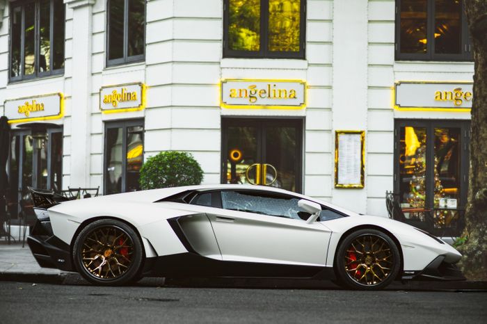  Nổi bật là chiếc Lamborghini Aventador độ bodykit của phiên bản kỷ niệm LP720-4 50 Anniversario. Siêu bò này xuất hiện lần đầu tại Hà Nội vào năm 2018. Chiếc Aventador này được đưa vào TP.HCM, Bạc Liêu và sau đó trở lại Hà Nội. 