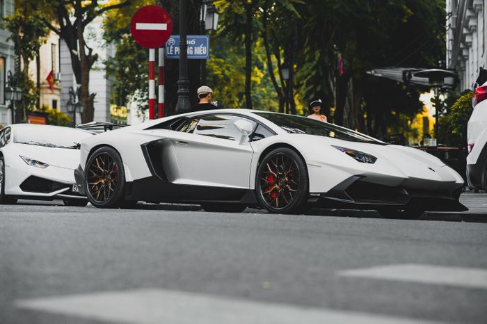  Aventador sử dụng khối động cơ V12 dung tích 6.5L cho ra công suất 700 mã lực và mô-men xoắn 690 Nm. Thông qua hộp số 7 cấp ISR và hệ dẫn động 4 bánh, siêu bò có thể tăng tốc 0-100 km/h trong 2,9 giây, tốc độ tối đa 350 km/h. 
