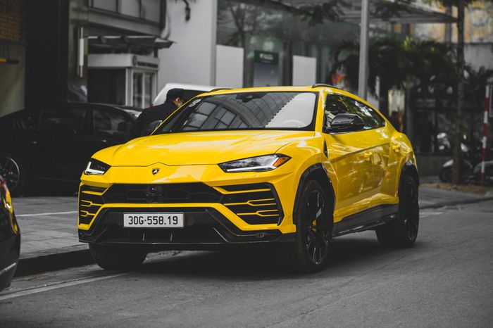  Bên cạnh những siêu xe 2 cửa, giới chơi xe Việt còn chuộng mẫu SUV đến từ Lamborghini. Chiếc Urus sở hữu màu ngoại thất vàng Giallo Auge - màu đặc trưng của dòng siêu SUV này. Xe sở hữu khá nhiều chi tiết bằng carbon ở ngoại thất như viền hốc bánh, cản trước/sau, cánh gió cố định phía sau, viền hốc gió trước... Urus sử dụng động cơ tăng áp kép V8 4.0L mạnh 650 mã lực và mô-men xoắn cực đại 850 Nm. 