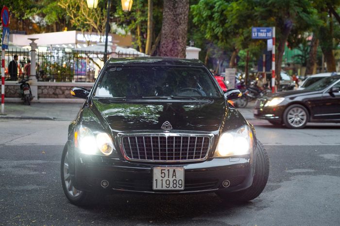  Ở giai đoạn đầu của giới siêu xe Việt, Maybach 62S là một trong 2 mẫu xe siêu sang được săn đón nhất, bên cạnh Rolls-Royce Phantom. Kiểu dáng có phần giống với Mercedes-Benz S-Class khiến Maybach 62S không được lòng nhiều đại gia Việt. Sedan siêu sang sở hữu động cơ V12 6.0L, sản sinh công suất 612 mã lực và mô-men xoắn 1.000 Nm. 