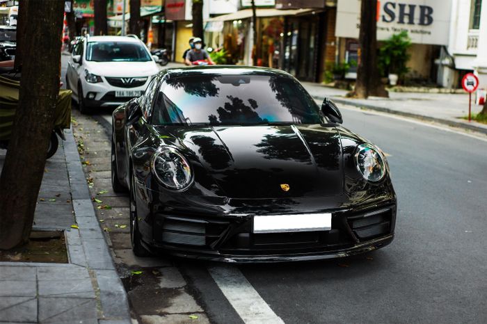  Những mẫu xe đáng chú ý khác xuất hiện tại Hà Nội gồm Aston Martin Rapide S, Bentley Mulsanne EWB đầu tiên Việt Nam, Rolls-Royce Cullinan và Porsche 991 Carrera S. 