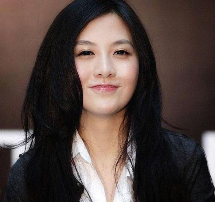 Perenna (30 tuổi), hay còn gọi là Ji Kaiting, được Forbes vinh danh năm 2014 là tỷ phú trẻ tuổi nhất thế giới sau khi cô thừa kế tài sản của gia đình. Parenna sở hữu 85% cổ phần của tập đoàn bất động sản Logan Property Holdings có trụ sở tại Thâm Quyến (Trung Quốc). Ji Haipeng, bố của cô, là chủ tịch kiêm giám đốc điều hành của tập đoàn này,