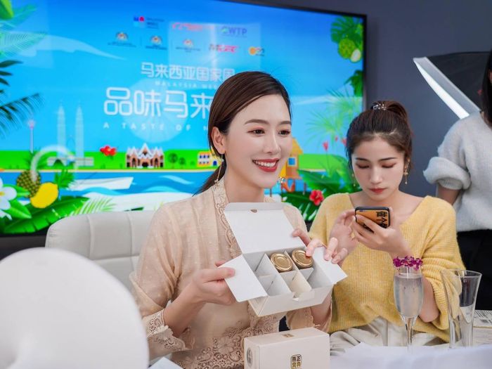 Huang Wei (35 tuổi), hay còn được biết đến với cái tên Viya, được Bloomberg mệnh danh là “nữ hoàng livestream”. Hồi tháng 4, cô thậm chí livestream bán thành công dịch vụ phóng một quả tên lửa. Tháng 5, một buổi ghi hình trực tuyến của Viya ghi nhận hơn 37 triệu người theo dõi. Cô cũng từng hợp tác bán hàng trực tuyến với Kim Kardashian và Taylor Swift.