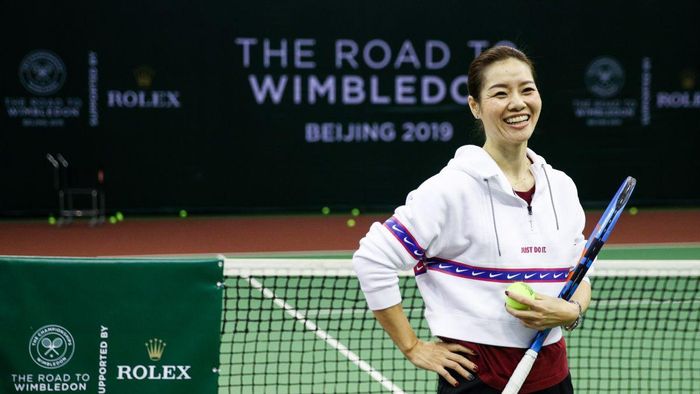 Li Na (38 tuổi) vốn là một trong những vận động viên tennis giàu nhất Trung Quốc ở thời điểm cô tuyên bố giải nghệ hồi tháng 9/2014. Ngôi sao quần vợt là người đầu tiên đến từ châu Á giành 2 danh hiệu Grand Slam.