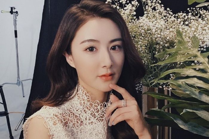 Ở tuổi 35, Viya sở hữu tài sản ròng ước tính hơn 30 triệu USD, được gây dựng qua nhiều năm việc bán hàng trực tuyến, quảng cáo và quà tặng ảo của người hâm mộ. Cô vốn nổi tiếng từ trước đại dịch. Nhưng kể từ khi Trung Quốc áp dụng lệnh phong tỏa nghiêm ngặt, khiến dịch vụ mua sắm trực tuyến trở nên quan trọng hơn bao giờ hết, danh tiếng và tài sản của Viya lại tiếp tục tăng vọt.