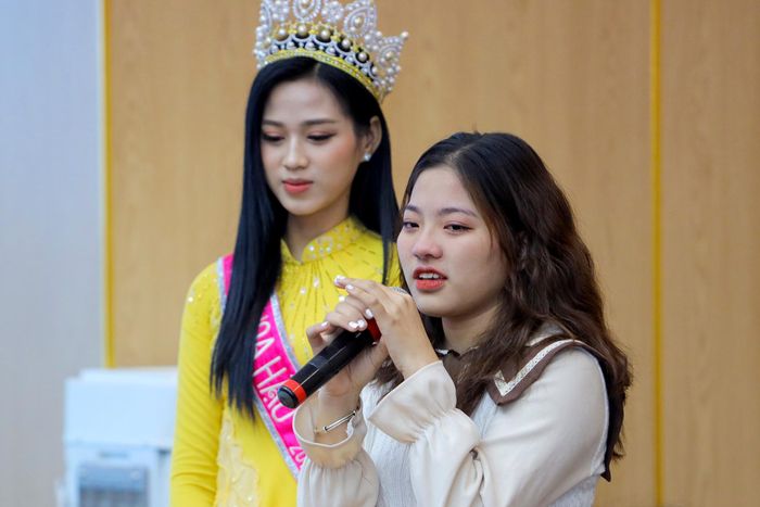 Bạn thân của Đỗ Thị Hà chia sẻ niềm vui với cô. Sau Á hậu Phương Nga, Đỗ Thị Hà là nữ sinh Đại học Kinh tế Quốc dân thứ hai đạt thành tích cao ở một cuộc thi sắc đẹp quốc gia trong 10 năm qua. 