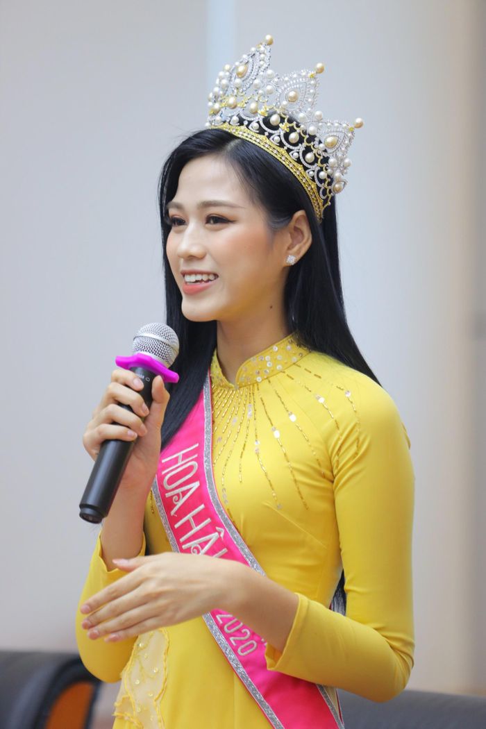  "Cách đây hai tháng, Hà từng về trường, tham gia một buổi giao lưu. Bây giờ, khi đã đạt được điều mà bản thân và mọi người mong muốn, tôi cảm thấy rất vui. Tình cảm của thầy cô và các bạn sinh viên chính là động lực để tôi cố gắng hoàn thiện mình mỗi ngày", người đẹp Thanh Hóa tâm sự. 