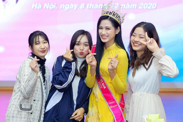  Đỗ Thị Hà cho biết trong những ngày sắp tới, cô dành thời gian để hoàn thành kỳ thi ở trường. Bên cạnh các hoạt động của tân hoa hậu, cô vẫn ưu tiên cho việc học. Người đẹp chia sẻ: "Tôi đã xin nghỉ vài ngày để trở về Hà Nội đi thi. Tôi sẽ cố gắng cân bằng mọi việc". Đỗ Thị Hà là sinh viên năm thứ hai của Đại học Kinh tế Quốc dân. 