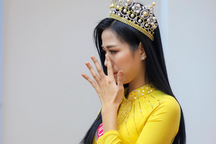  Tại buổi giao lưu ở trường, Đỗ Thị Hà được hỏi về bức ảnh đi làm nông trong trang phục lấm lem bùn đất. Hoa hậu Việt Nam 2020 kể bức hình đó được chụp từ khi cô học cấp hai. Cũng giống những cô gái lớn lên ở vùng quê, Đỗ Thị Hà biết cấy lúa, làm ruộng để phụ giúp cha mẹ. Cô trân trọng những ngày tháng cũ và càng yêu quý hiện tại. 