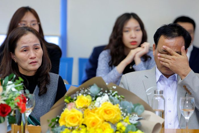  Ở phía dưới, cha mẹ cô cũng xúc động. Đỗ Thị Hà hướng về phía phụ huynh nói: "Con muốn cảm ơn cha mẹ một lần nữa đã sinh ra và nuôi lớn con để có ngày hôm nay". 