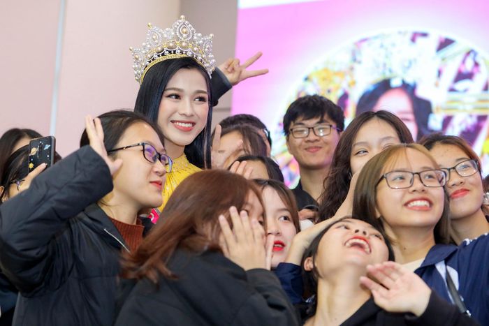  Từ sau đêm chung kết, lịch trình của Đỗ Thị Hà gần như dày đặc. Trước khi tham gia trình diễn ở Tuần lễ thời trang quốc tế Việt Nam 2020, cô về thăm quê hương Thanh Hóa và thực hiện một số hoạt động thiện nguyện tại đây. Theo dự kiến, Đỗ Thị Hà sẽ đại diện Việt Nam thi Miss World 2021 (Hoa hậu Thế giới). Cô còn khá nhiều thời gian để tập luyện các kỹ năng và trau dồi kiến thức. 