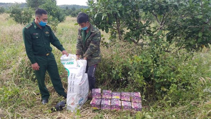 Lực lượng biên phòng bắt quả tang nhóm đối tượng vận chuyển pháo lậu.
