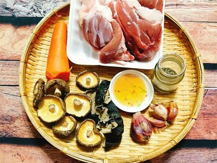 Nguyên liệu làm thịt đông (Ảnh: Zing)